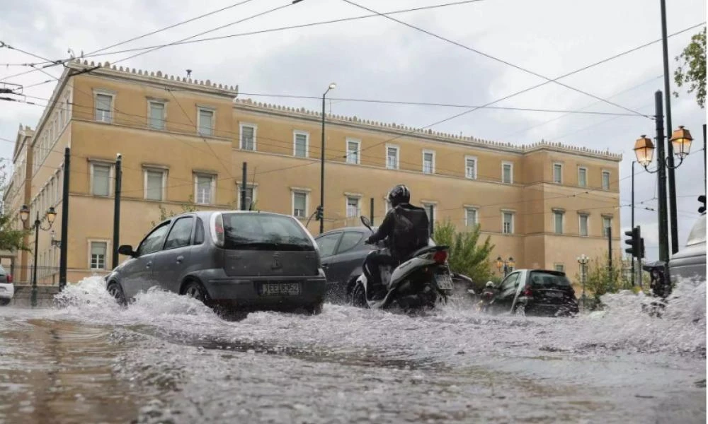 Καιρός σήμερα: Βροχές και καταιγίδες ακόμα και στην Αττική – Πτώση της θερμοκρασίας